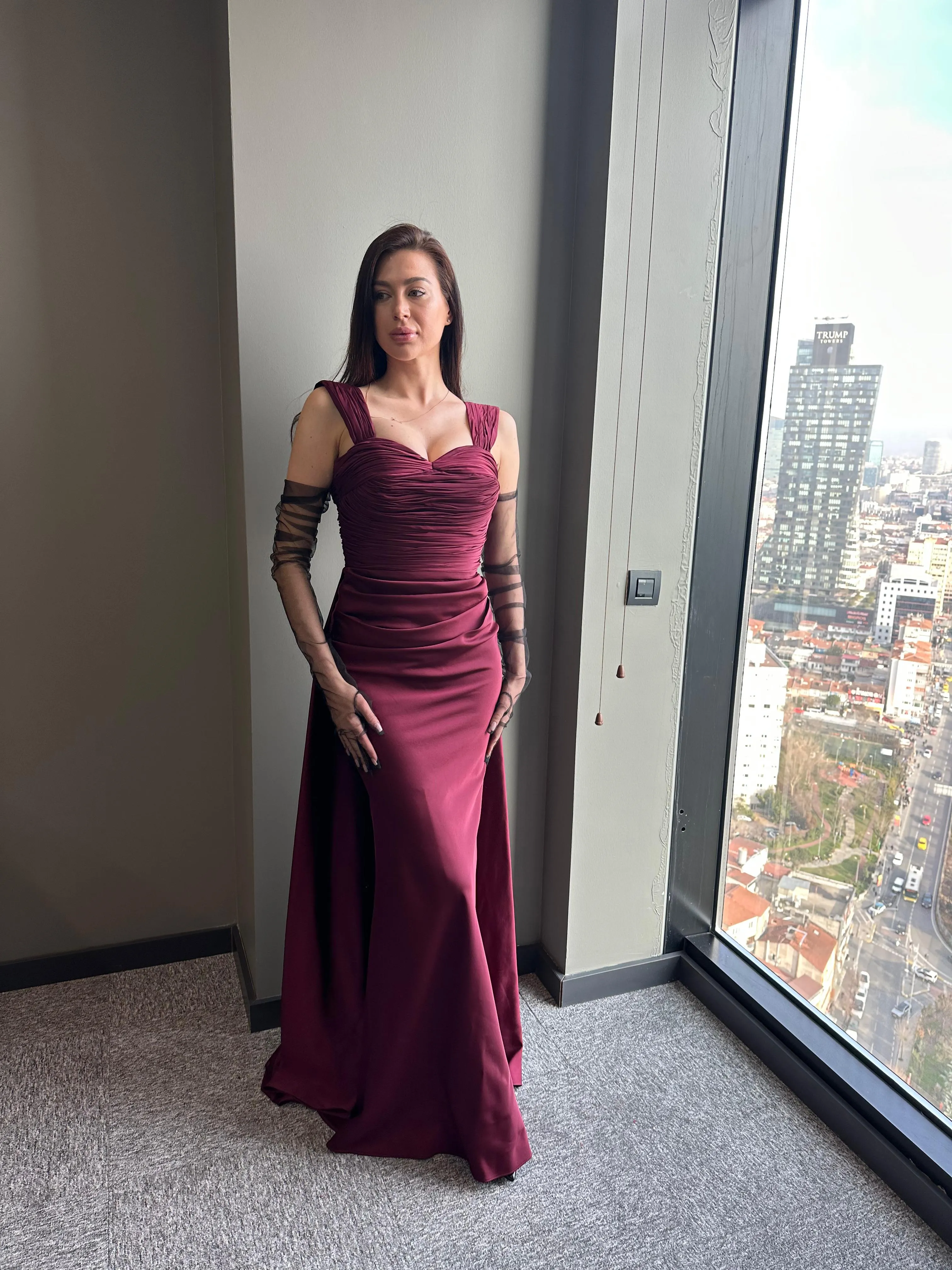 𝐂𝐋𝐀𝐑𝐄𝐓 Askılı Büzgülü Arka Pelerinli Uzun Kokteyl Elbisesi - T56738