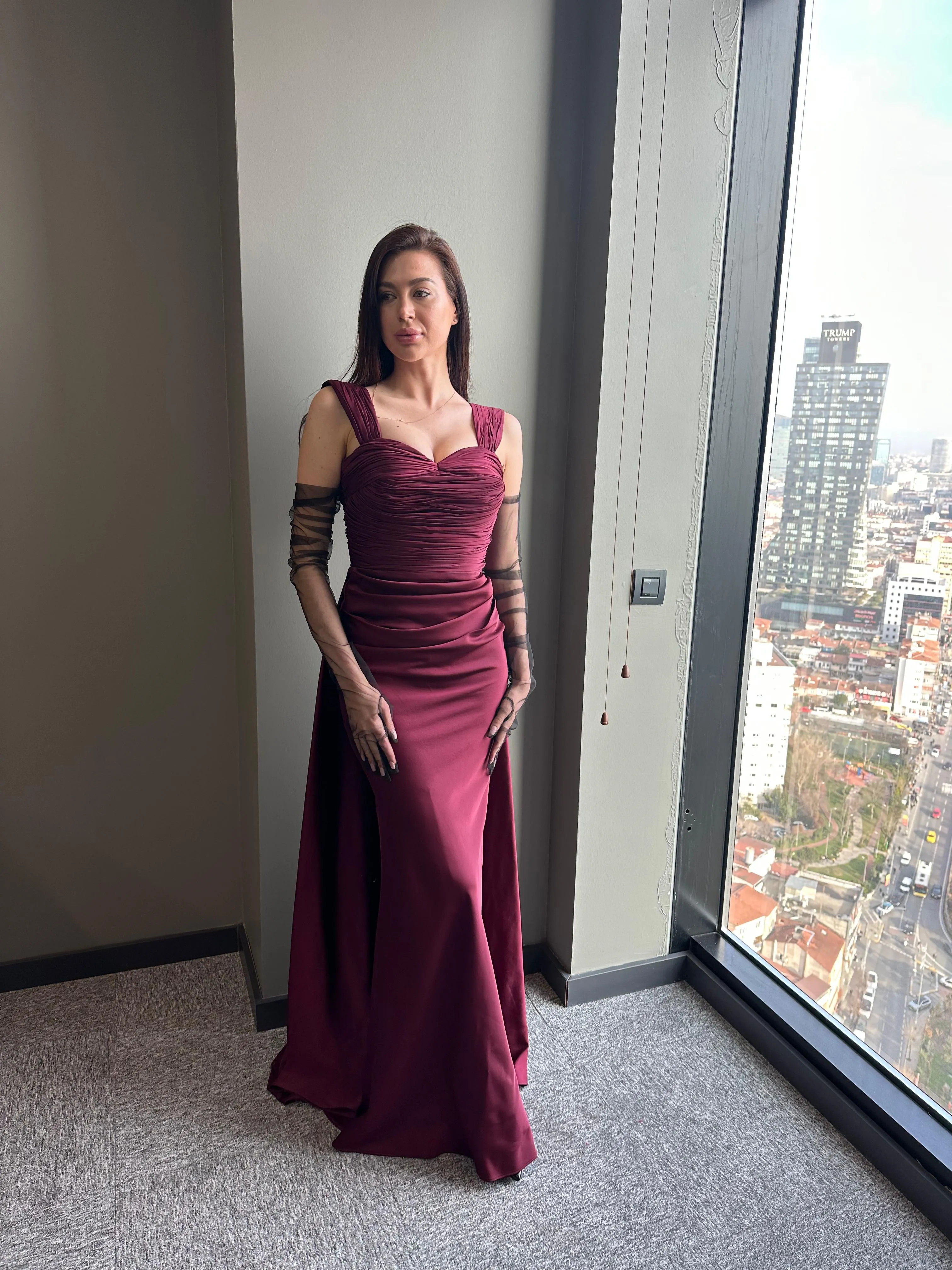 𝐂𝐋𝐀𝐑𝐄𝐓 Askılı Büzgülü Arka Pelerinli Uzun Kokteyl Elbisesi - T56738