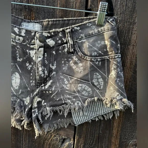 Free People Bali Tie Dye Acid Wash Raw Hem Short Denim Shorts w Stripe Pockets