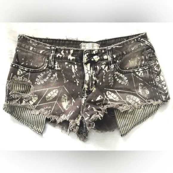 Free People Bali Tie Dye Acid Wash Raw Hem Short Denim Shorts w Stripe Pockets