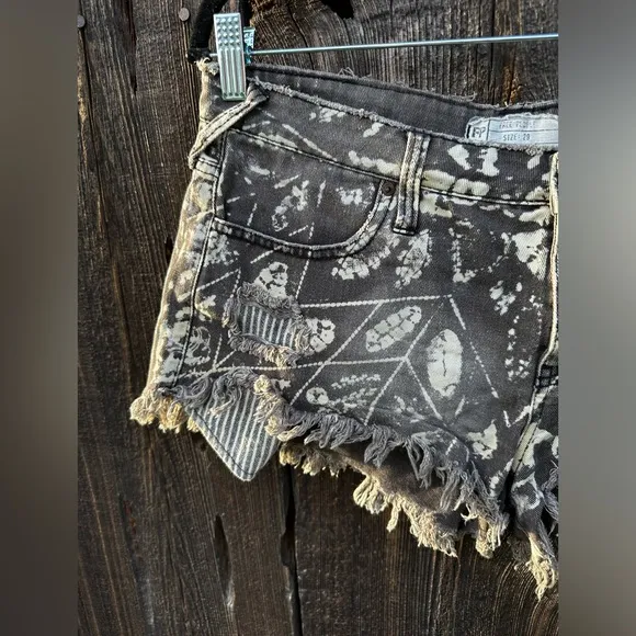 Free People Bali Tie Dye Acid Wash Raw Hem Short Denim Shorts w Stripe Pockets