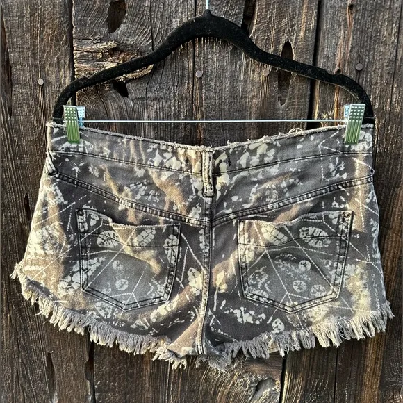 Free People Bali Tie Dye Acid Wash Raw Hem Short Denim Shorts w Stripe Pockets