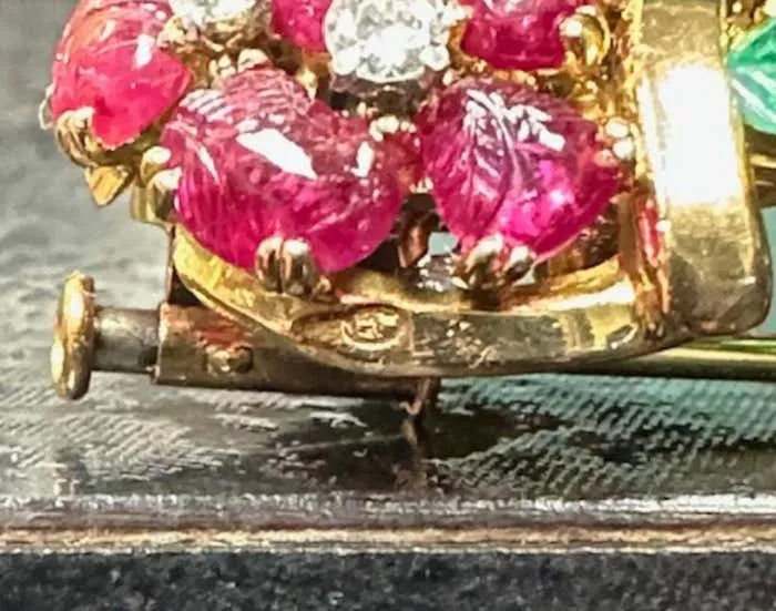 French Retro Carved Ruby Emerald Diamond 18 Karat Gold Brooch