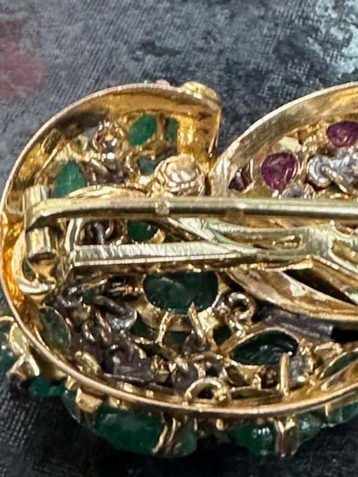 French Retro Carved Ruby Emerald Diamond 18 Karat Gold Brooch