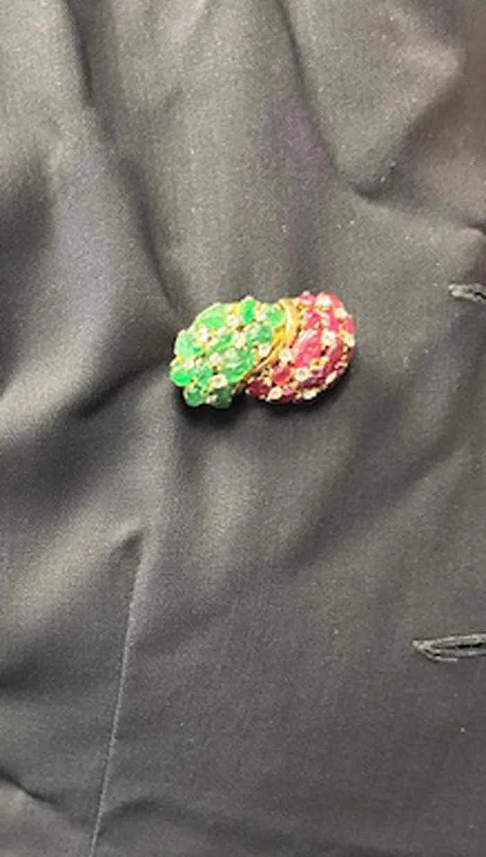 French Retro Carved Ruby Emerald Diamond 18 Karat Gold Brooch