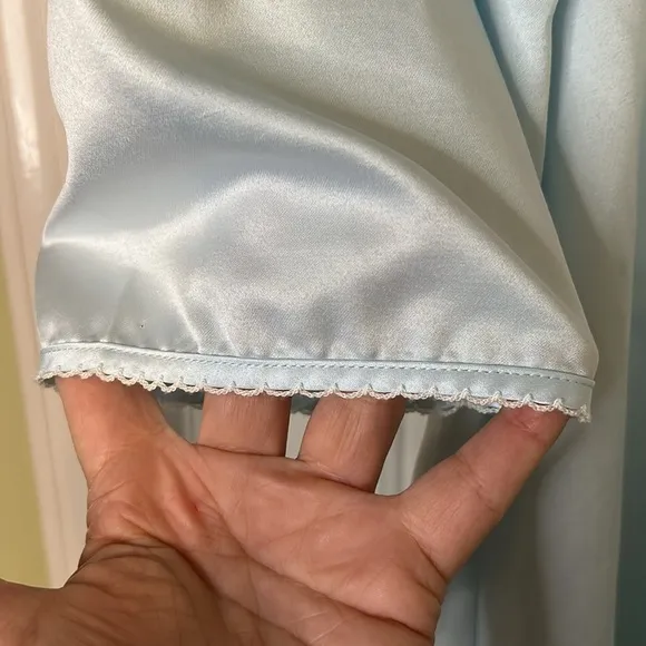 Miss Elaine night gown. Preowned, good condition, size XL. Pastel blue lace trim