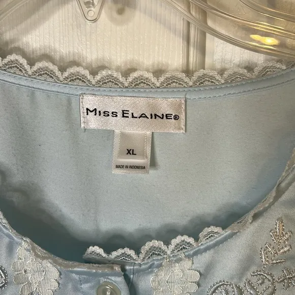 Miss Elaine night gown. Preowned, good condition, size XL. Pastel blue lace trim