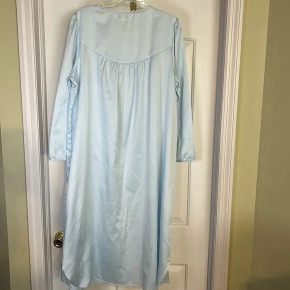 Miss Elaine night gown. Preowned, good condition, size XL. Pastel blue lace trim