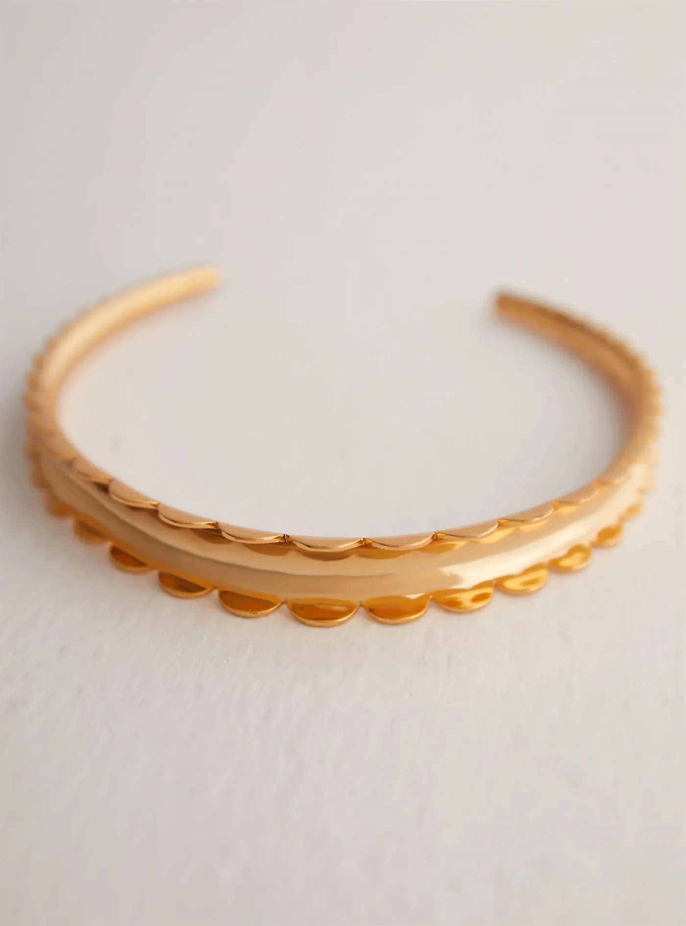 Outhouse   I   Oh Poppi Third Avenue Scallop Choker Necklace Brass, Gold Accessories OHAW21CH051