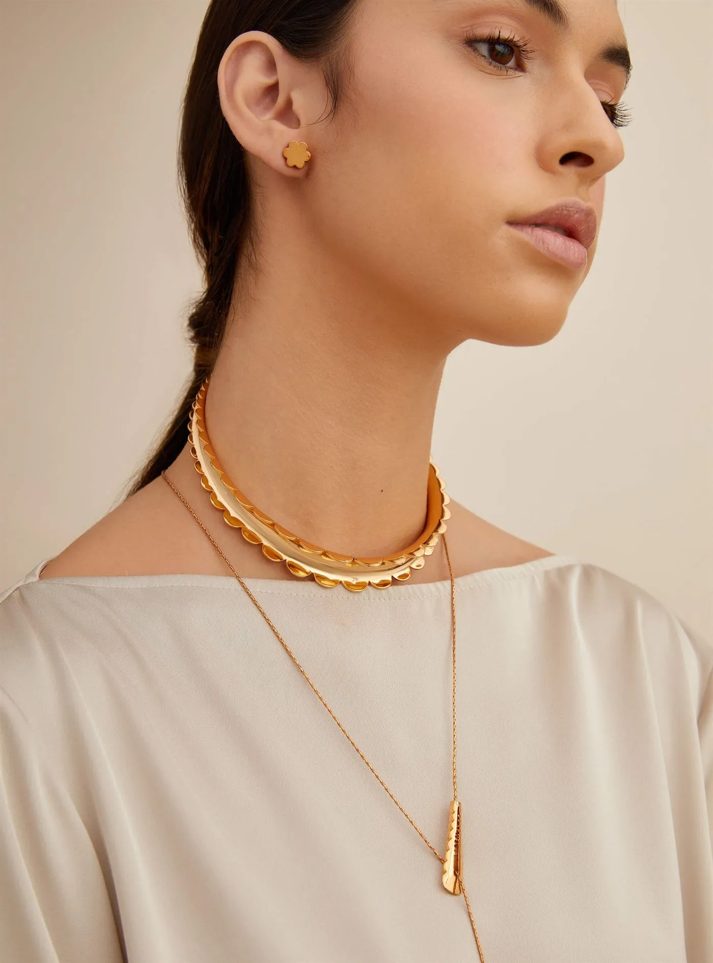 Outhouse   I   Oh Poppi Third Avenue Scallop Choker Necklace Brass, Gold Accessories OHAW21CH051