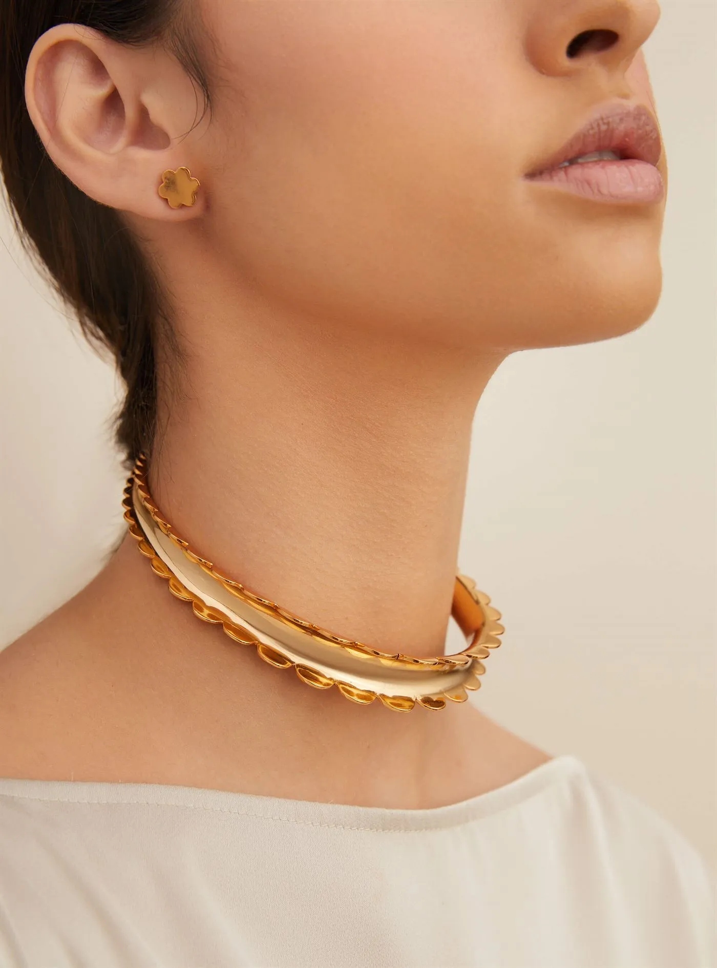 Outhouse   I   Oh Poppi Third Avenue Scallop Choker Necklace Brass, Gold Accessories OHAW21CH051