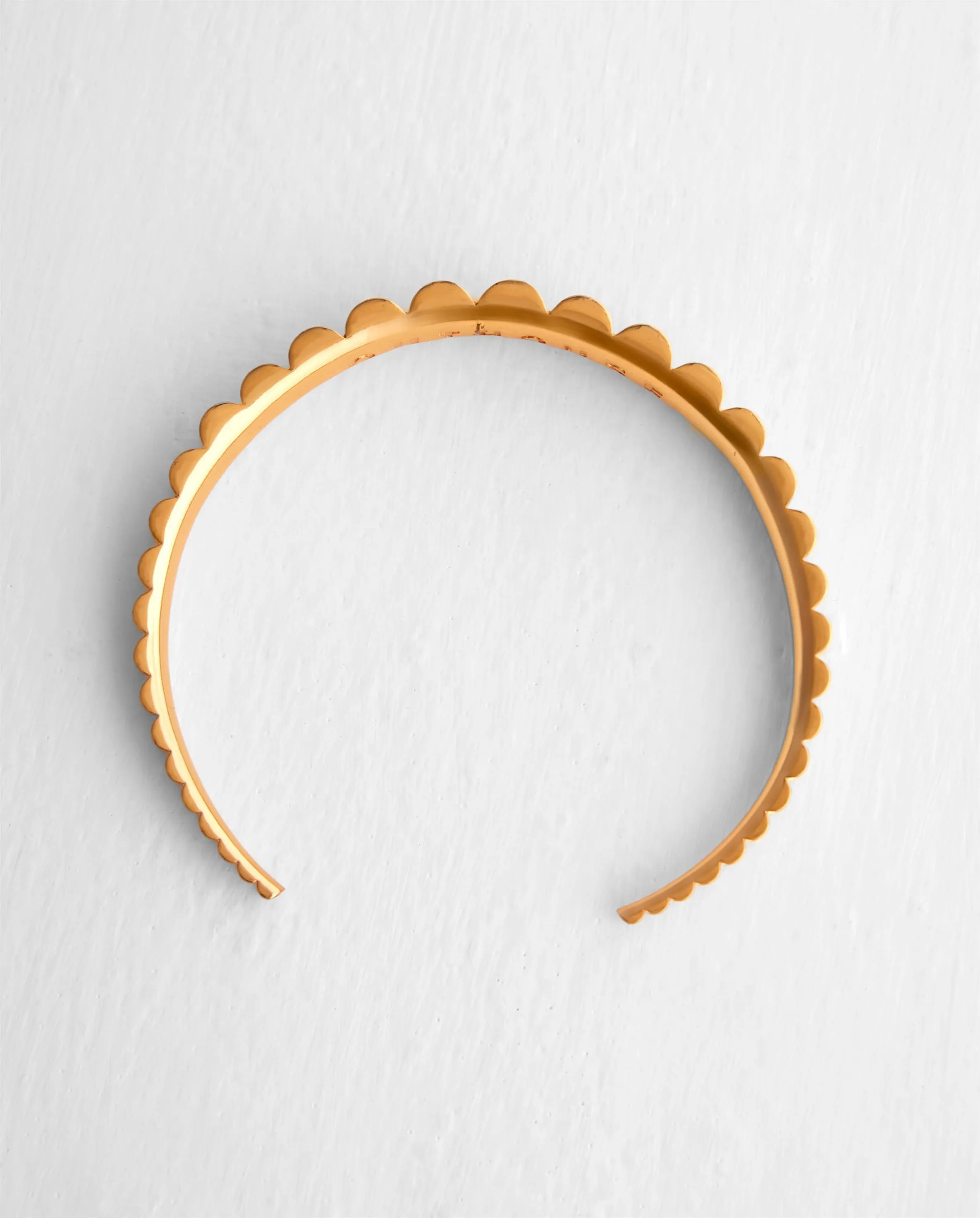 Outhouse   I   Oh Poppi Third Avenue Scallop Choker Necklace Brass, Gold Accessories OHAW21CH051