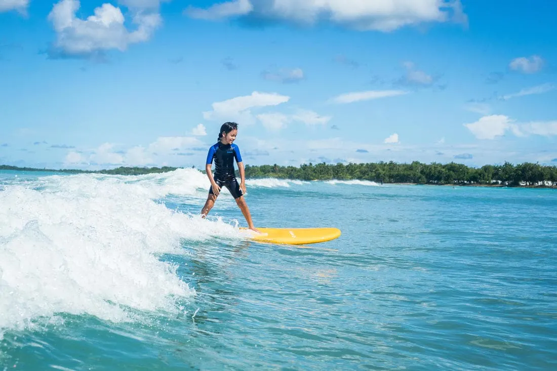 SURF MOUSSE 100  6'8"  livrée avec un leash et 3 ailerons .