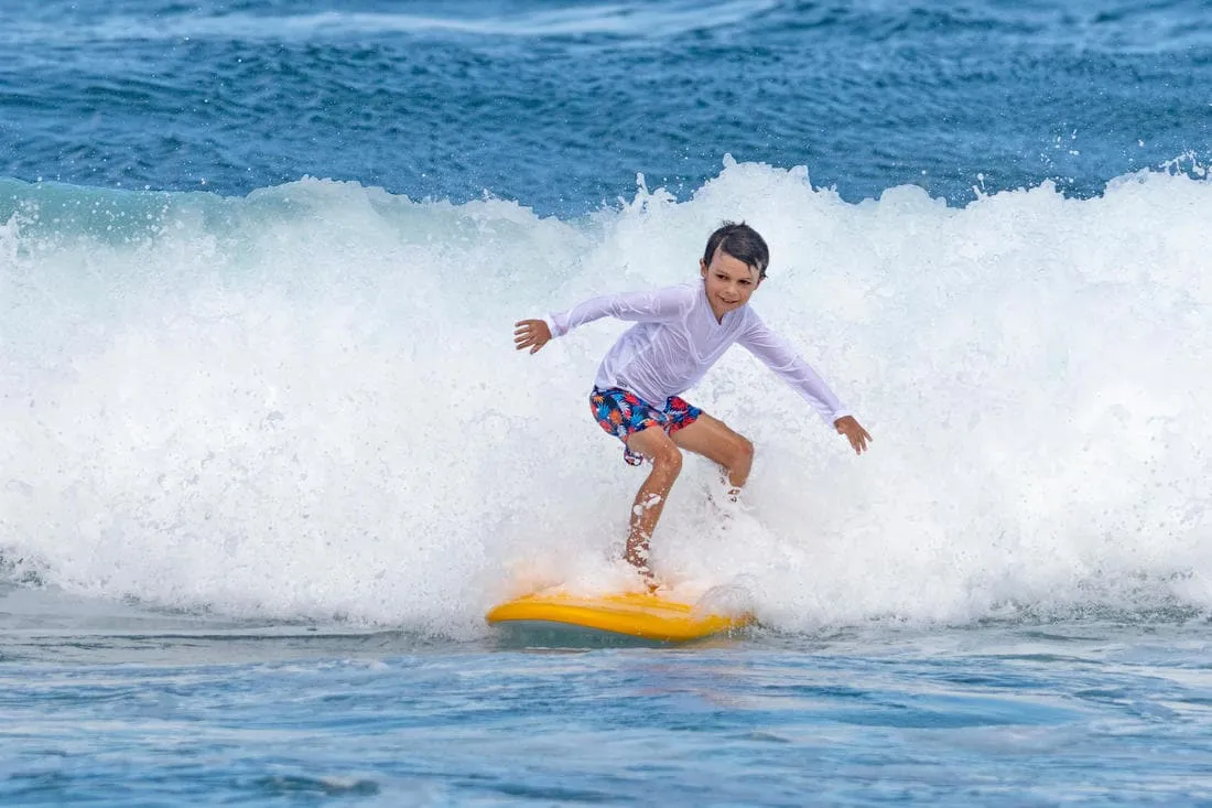 SURF MOUSSE 100  6'8"  livrée avec un leash et 3 ailerons .