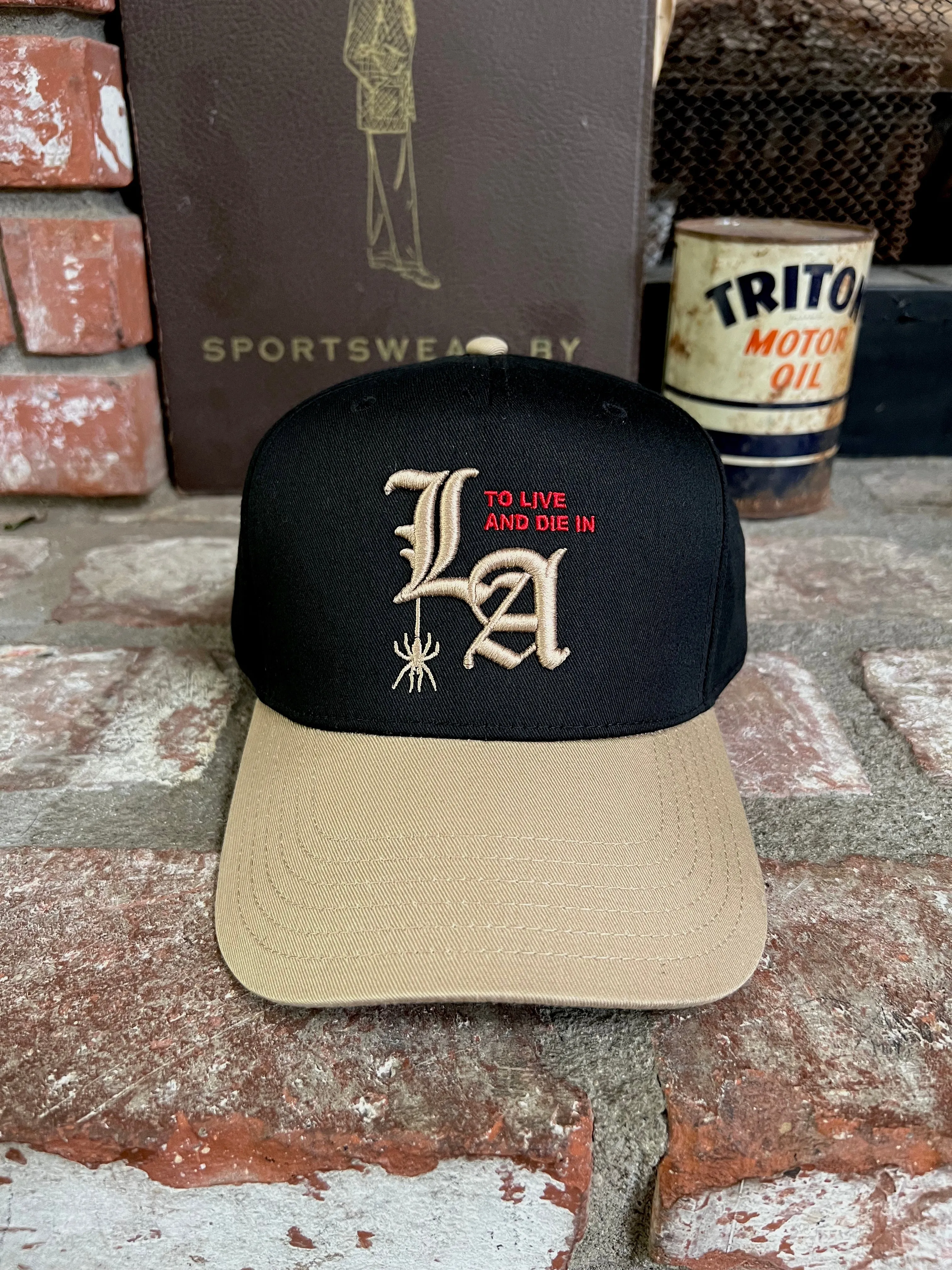 To live and Die in LA 5 Panel Snap Back Cap in Black/Beige