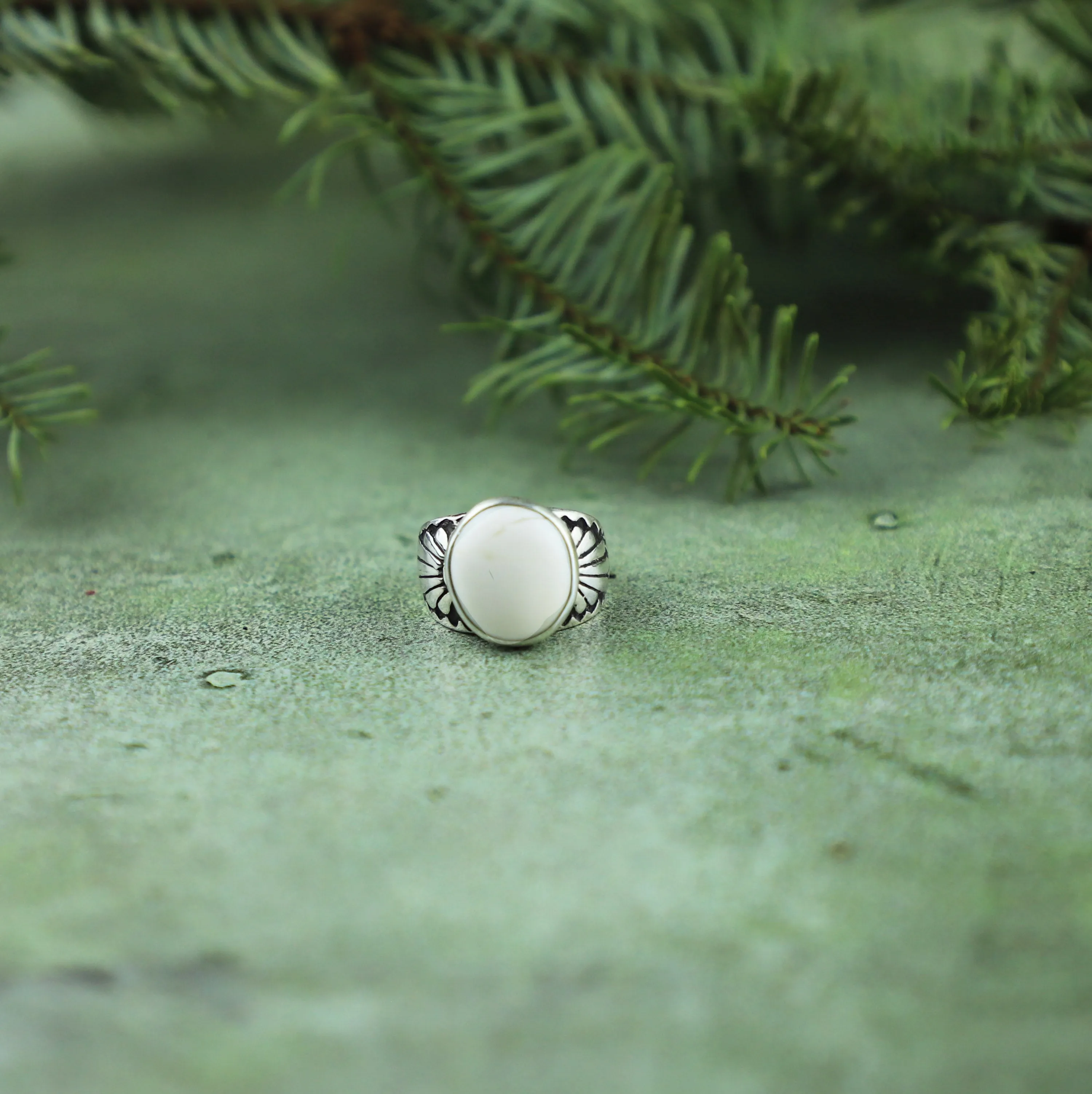 White Buffalo Disco Daisy Ring